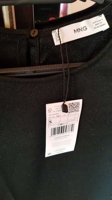 Черна блестяща блузка с къс ръкав Манго