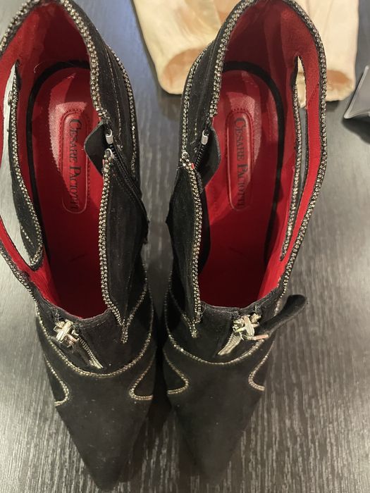 Vand pantofi cu toc negri
