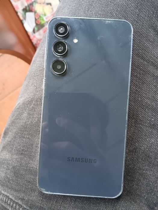Samsung a55 5g Are un pic sgreturi pe spate