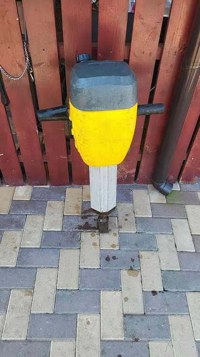 Demolator profesional Waker Neunson BH 65