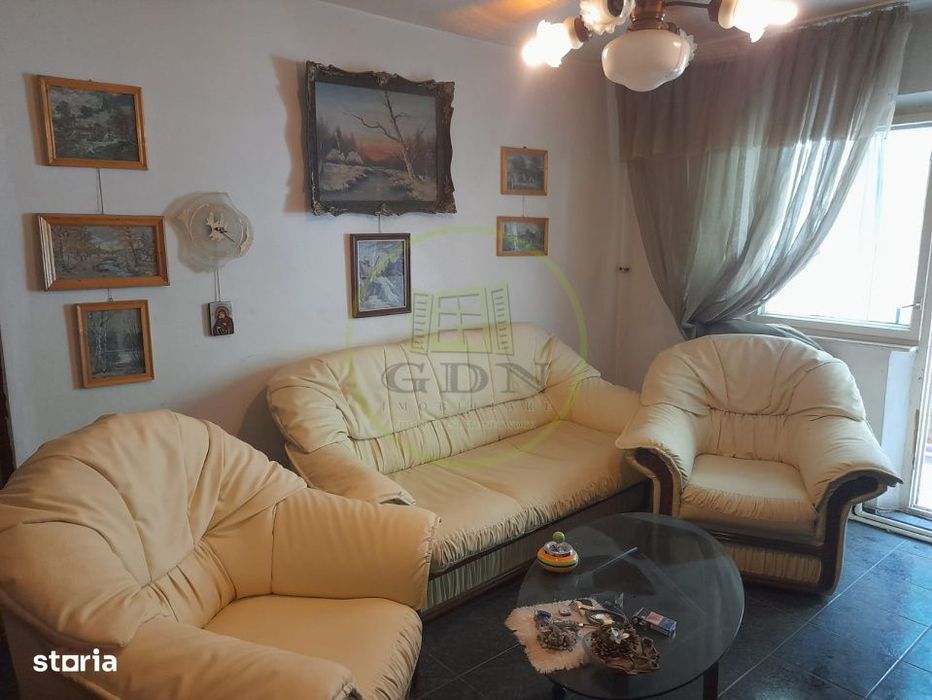 Apartament 4 camere  etaj1 de vanzare  pe  B-dul unirii  in  Fagaras j