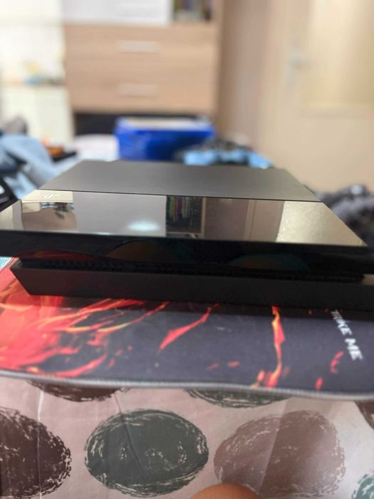 Продавам PS4 с 2 джойстика, 5 игри и бонус ретро конзола. Конзолата е почистена, с фабрични настройки и готова за игра. Всичко е в комплект