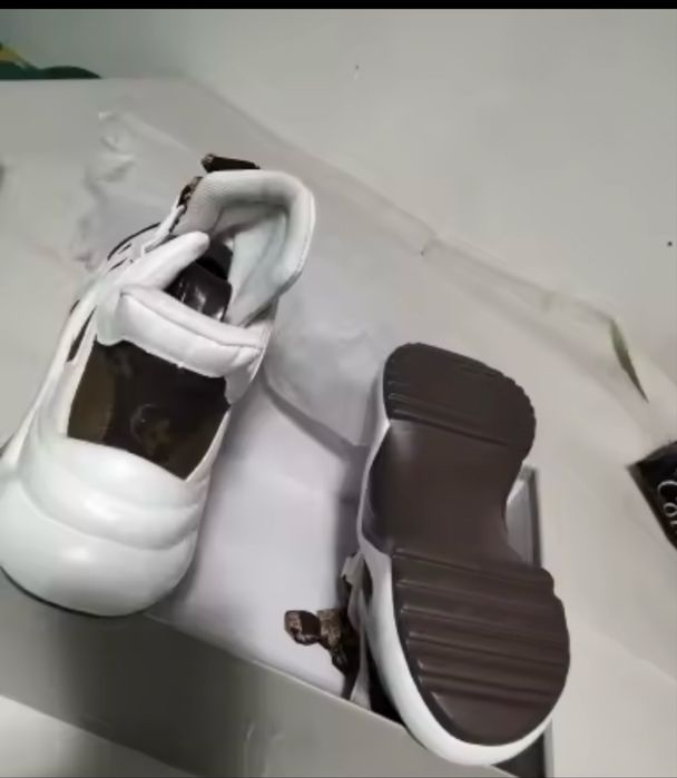 Sneackers inspirati din Louise Vuitton