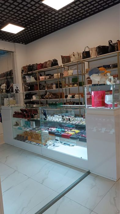 Продаются стеклянные витрины с освещением