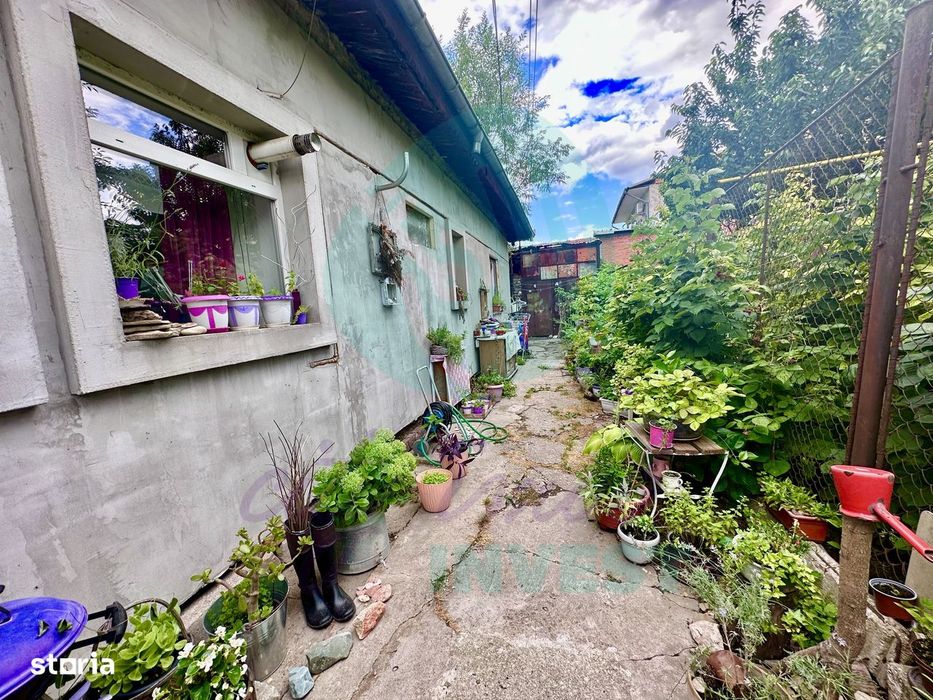 Teren de 250 mp cu casa -  la o distanta de 7 minute de statia de metr