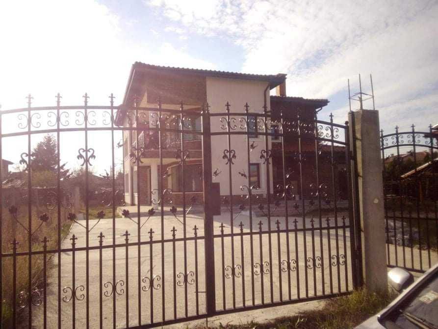 Шатри, навеси, огради парапети, аксесоари и други от ковано желязо