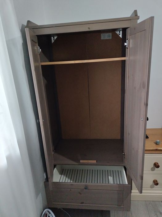 Dulap și masa înfășat din lemn Ikea