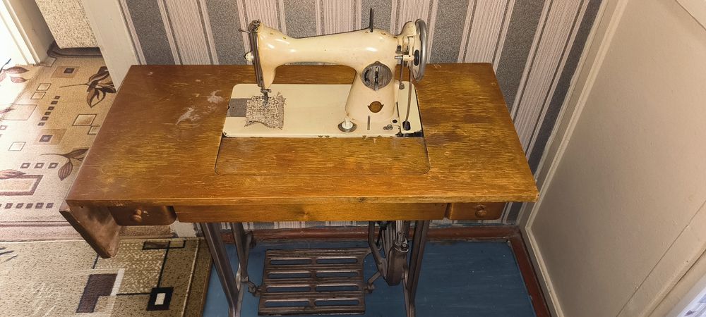 Швейная машинка ножная