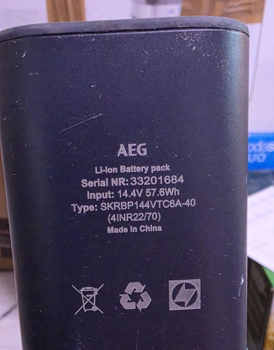 Правостояща прахосмукачка AEG