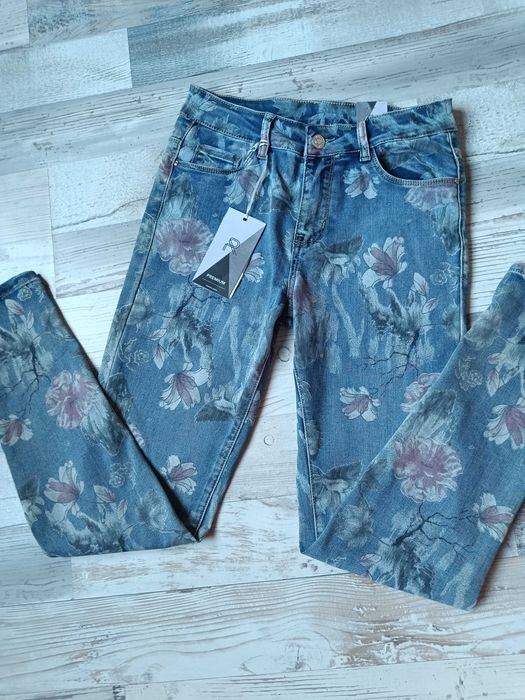Чисто нови дънки с цветя .М размер