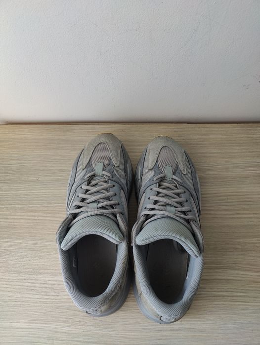 Adidasi Yeezy Boost 700
