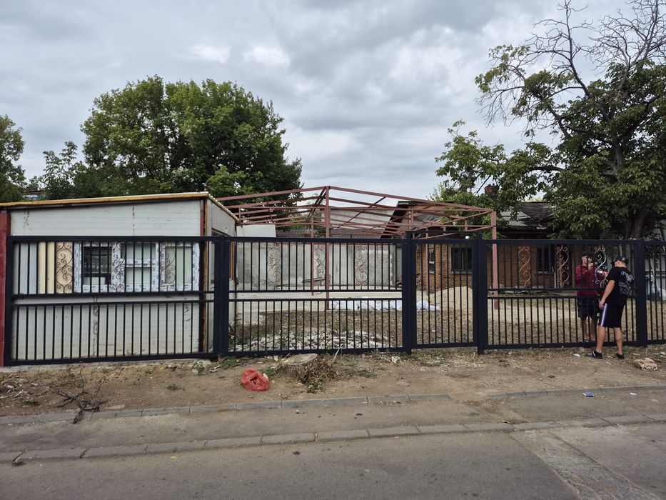 Casa la curte de vânzare  ! 330 mp