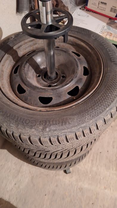 Стоманени джанти-15 цола със зимни гуми 15  Continental + болтове .80
