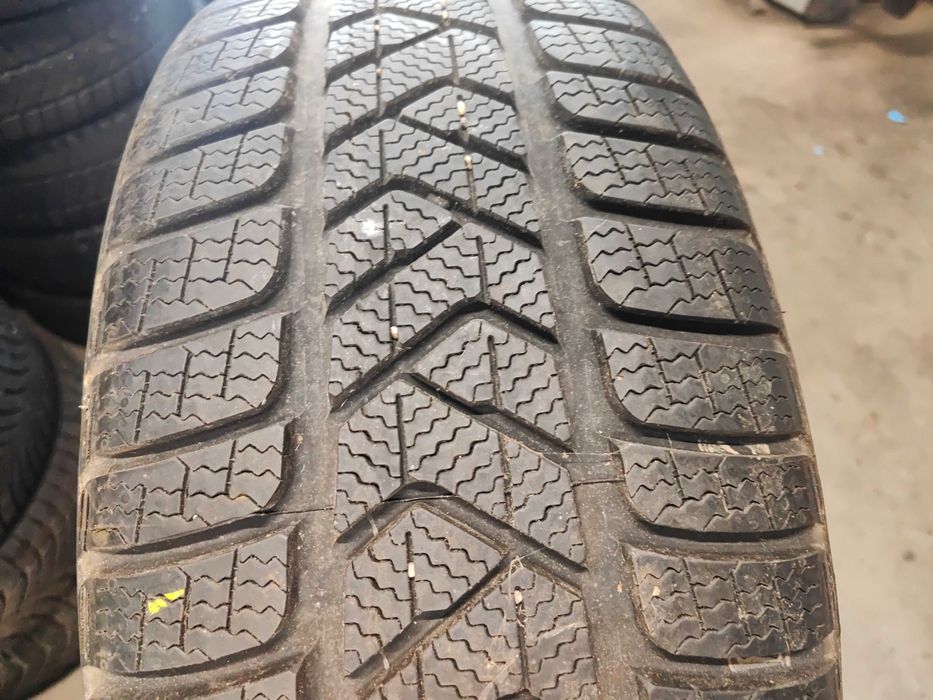 2бр.зимни гуми 225/45/18 Pirelli