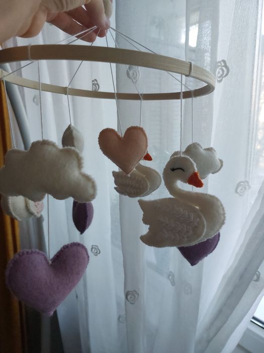 Carusel bebe lebede fetru handmade. Carusel bebelusi fetite