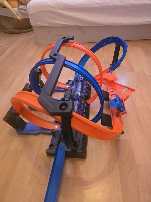 Hot wheels писти 3броя и Гараж