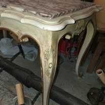 Masa cu cadru din lemn si blat de marmura roz in stil baroc