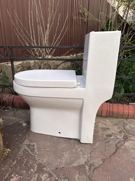 Унитаз б/у, в хорошем состояние, все в комплекте, смыв хороший.