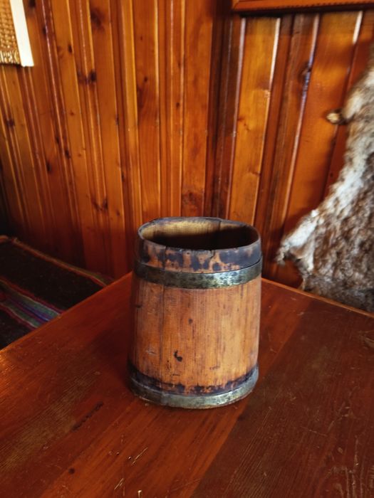 Стар дървен съд за течности
