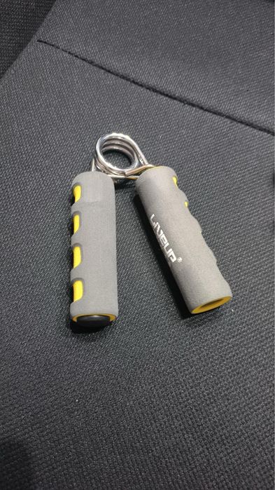 Модел: Най-вероятно модел Liveup LS3102B (класически вариант с дунапренови дръжки).