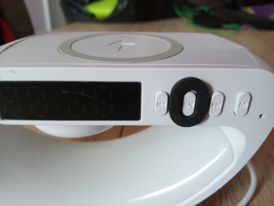 Зарядно устройство за телефони и айфон.