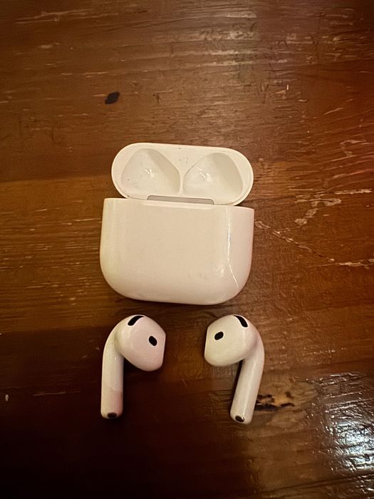 продает airpods 4го поколения оригинал