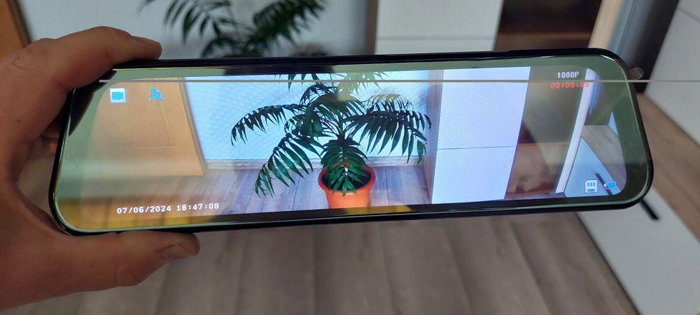 Oglinda retrovizoare cu camera.