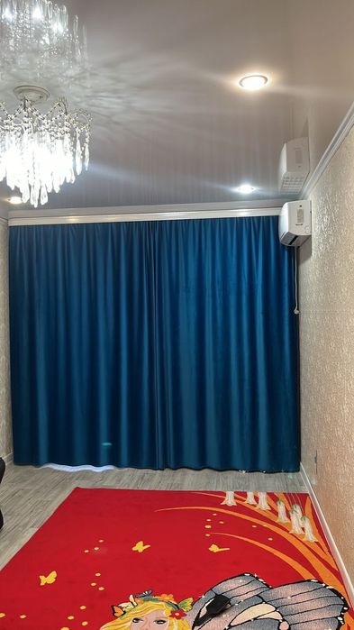 Шкаф, ковер, шторы