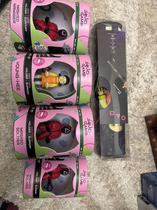 Suporti de telefon Squid Game Soldati mascati si fata Young -Hee