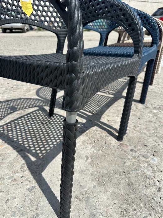 Пластмасови столове с метална подсилена конструкция