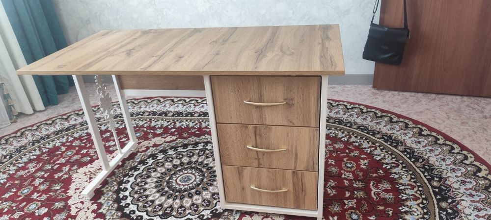 Продам письменный стол (парта)