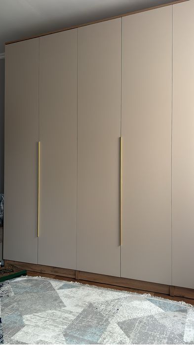 Продам шифоньер 6 ти дверный, высота 2.80