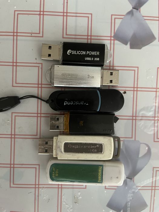 Флешки б/ у рабочие все 3000 тг 1 ,2 GB