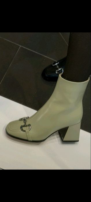 Последни размери боти и обувки на невероятни цени.