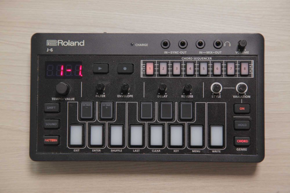 Аккордовый секвенсор и синтезатор Roland J-6, классный муз. подарок