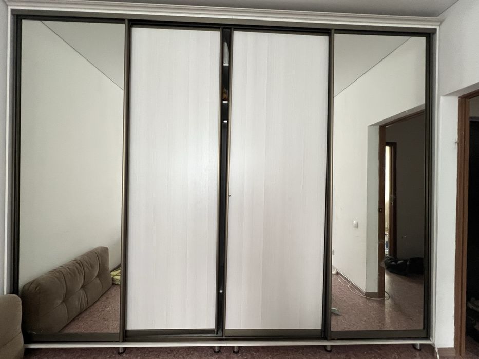 Продается шкаф купе ( встроенный)