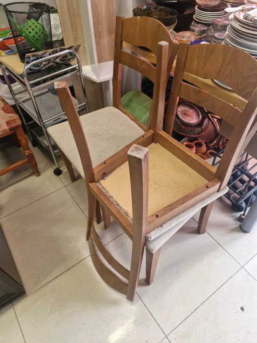 Продават се дървени трапезни  столове