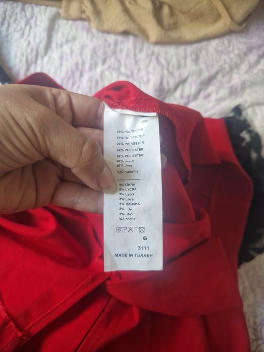 Rochie roșie elegantă mulată, mărimea XS/S (6), cu detalii de dantelă neagră