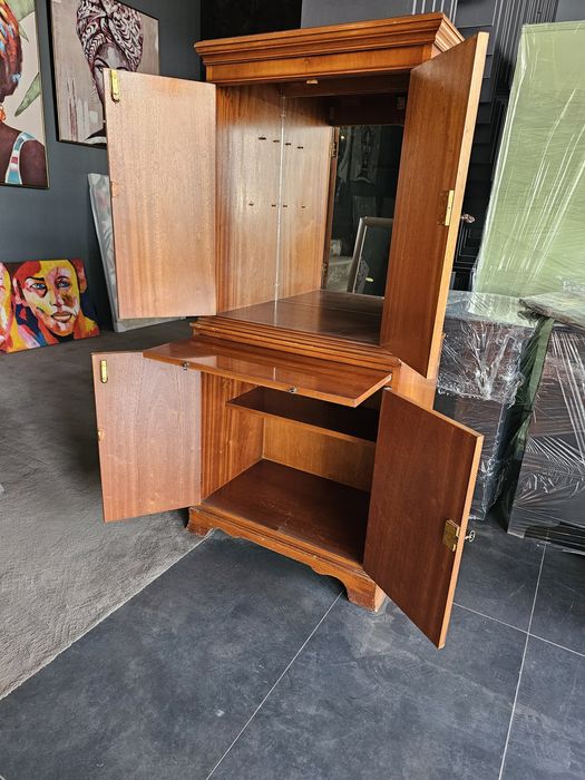 Шкаф за напитки изработен  с естествен  орехов фурнир