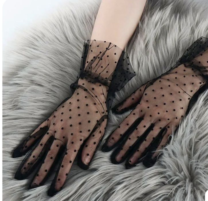 Элегантная женская шляпа с вуалью и перчатками