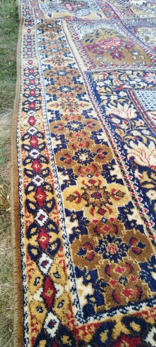 Продава се тип персйски килим размери245 на390см.цена600лв