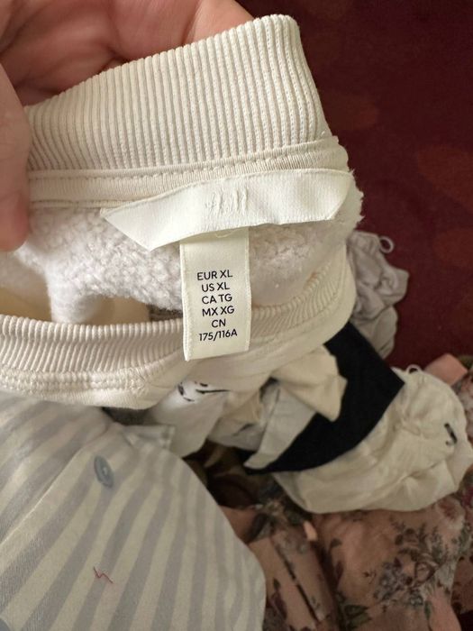 Продается свитшот H&M  с начесом ( ХL )