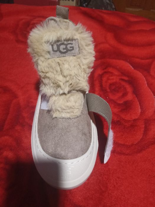 Ghete UGG blanite