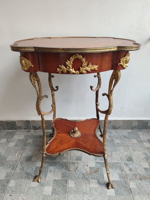 Стара малка маса - помощна масичка с интарзия