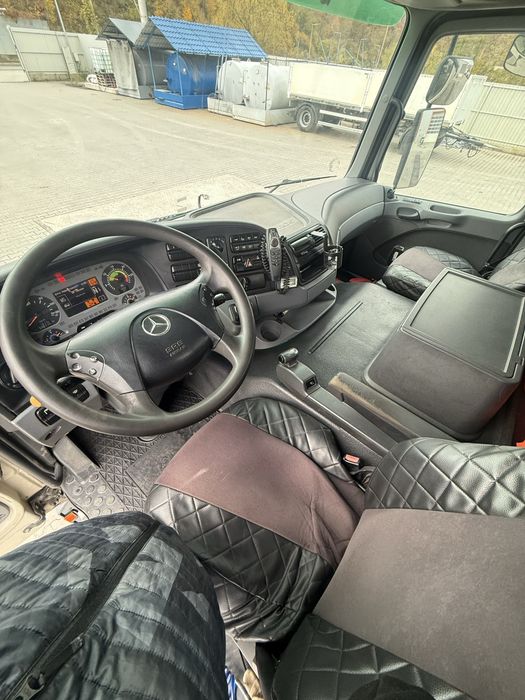 Camion Mercedes cu macara Hiab