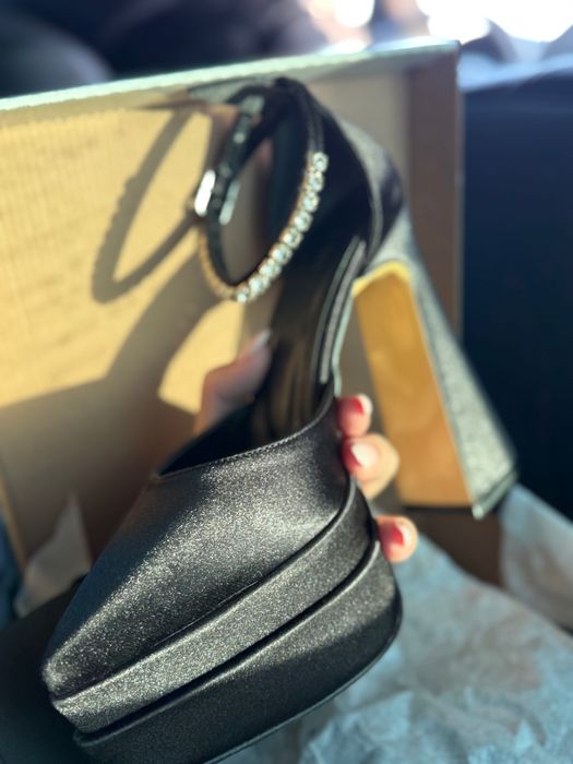 Чисто нови черни високи токчета на платформа