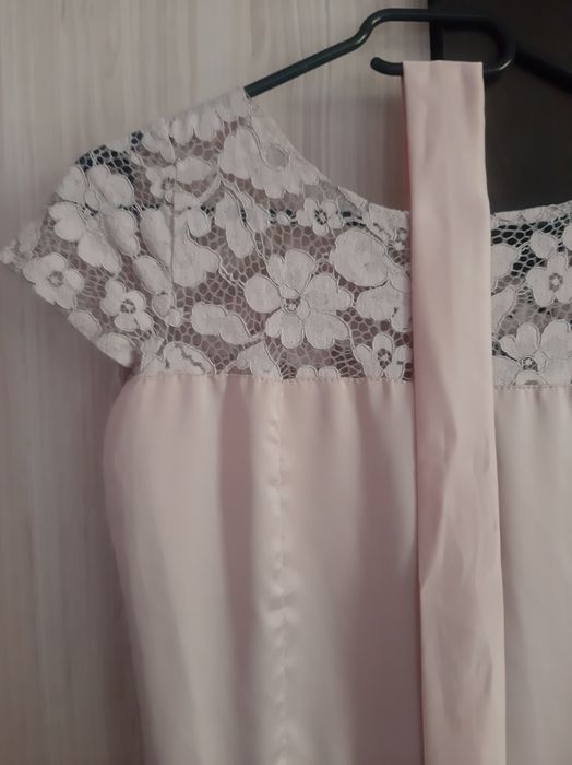 Красива копринена рокля.