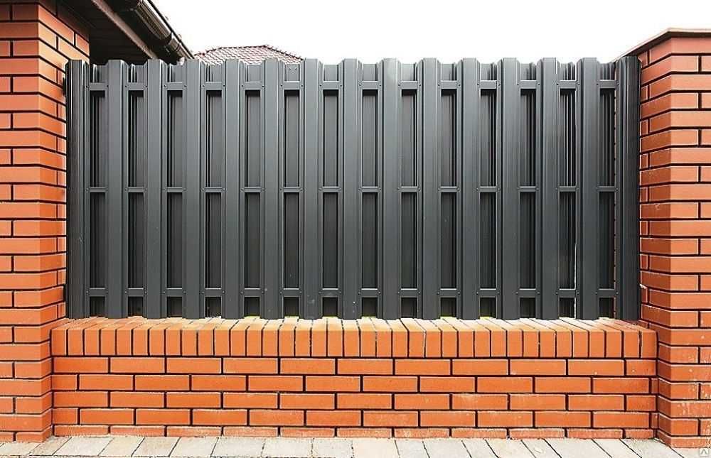 Забор штакетник с двух сторон фото Забор штакетник с двух сторон фото