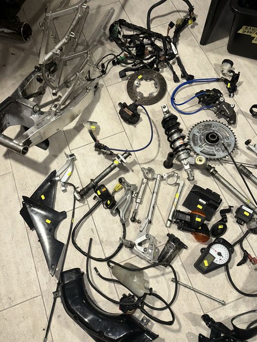 Suzuki GSXR  600 K1 на части