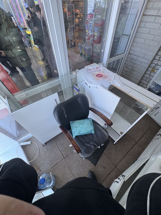 Продаю полки, ветрины.